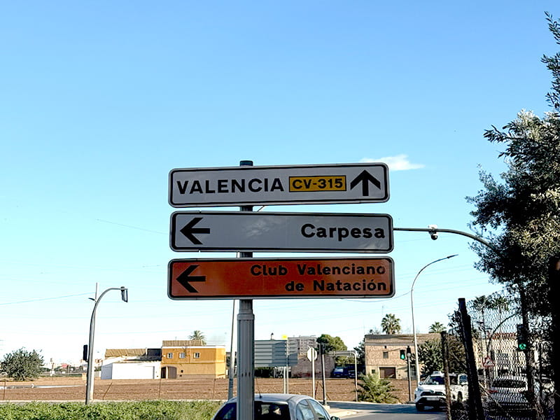 Дорожные указатели на трассе CV-315: направление на Валенсию, Carpesa и Club Valenciano de Nataci&oacute;n.